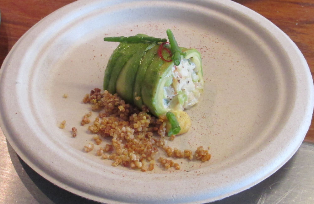 Garnalenrol in avocado met frisse salade, dille, selderij, komkommer, bruine boter mayonaise en gepofte quinoa.