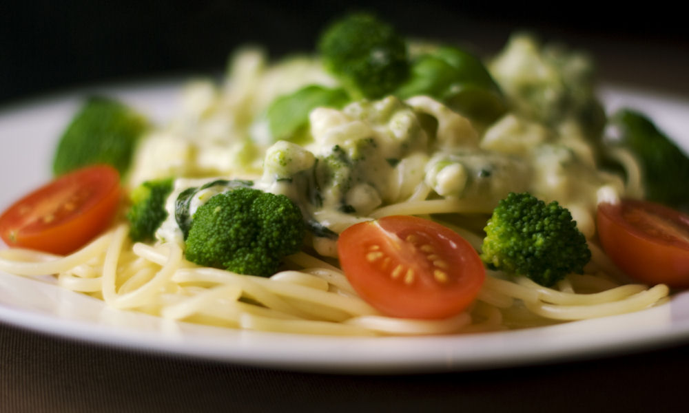 Spaghetti met broccoli, ansjovis en tomaten