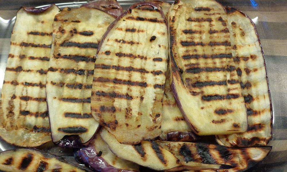 Gegrilde aubergine met gebakken ui en gorgonzolasaus (met variaties)